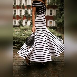 $5,000 CAROLINA HERRERA WHITE BLACK OF THE SHOULDER STRIPED RUNWAY MIDI DRESS M